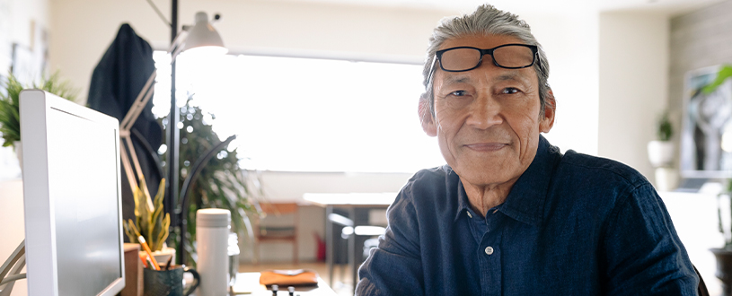 Man at his computer with glasses
